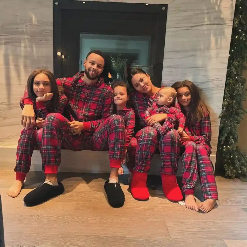 Album Keluarga Stephen dan Ayesha Curry dengan Empat Anak