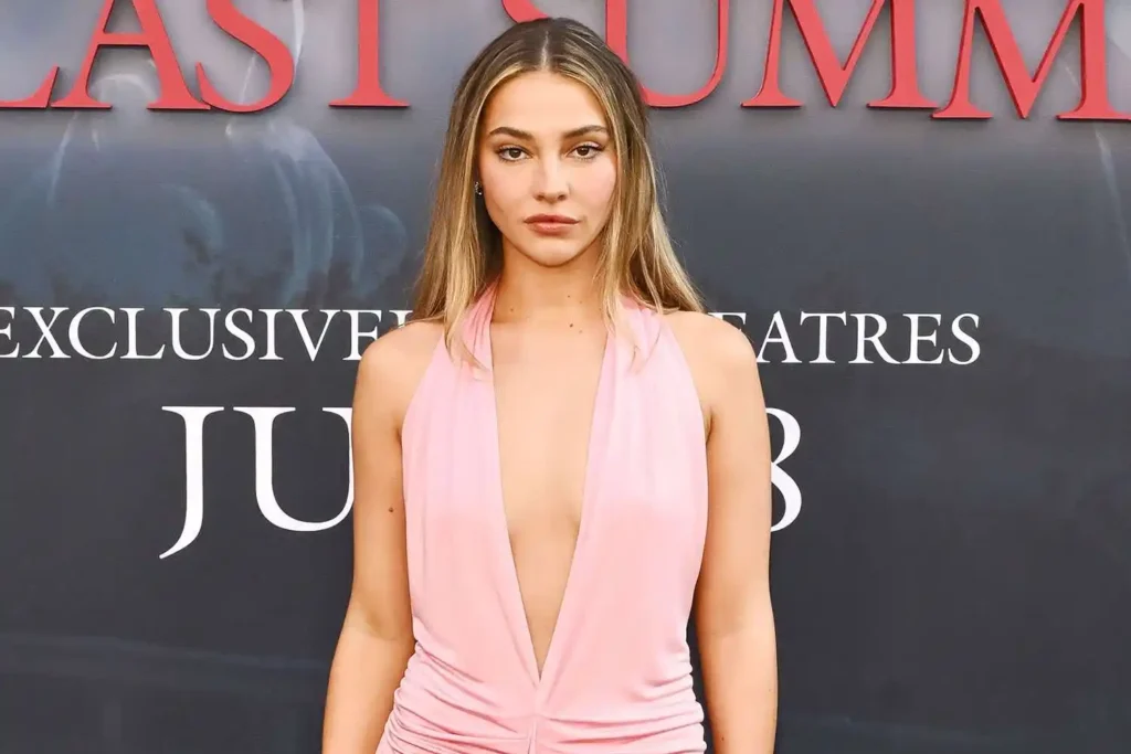 Bintang Outer Banks Madelyn Cline Kepergok Tampil Mesra dengan Prince of Yunani