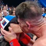John Cena Berbagi Ciuman Manis dengan Istri Shay Setelah Mengalahkan Logan Paul