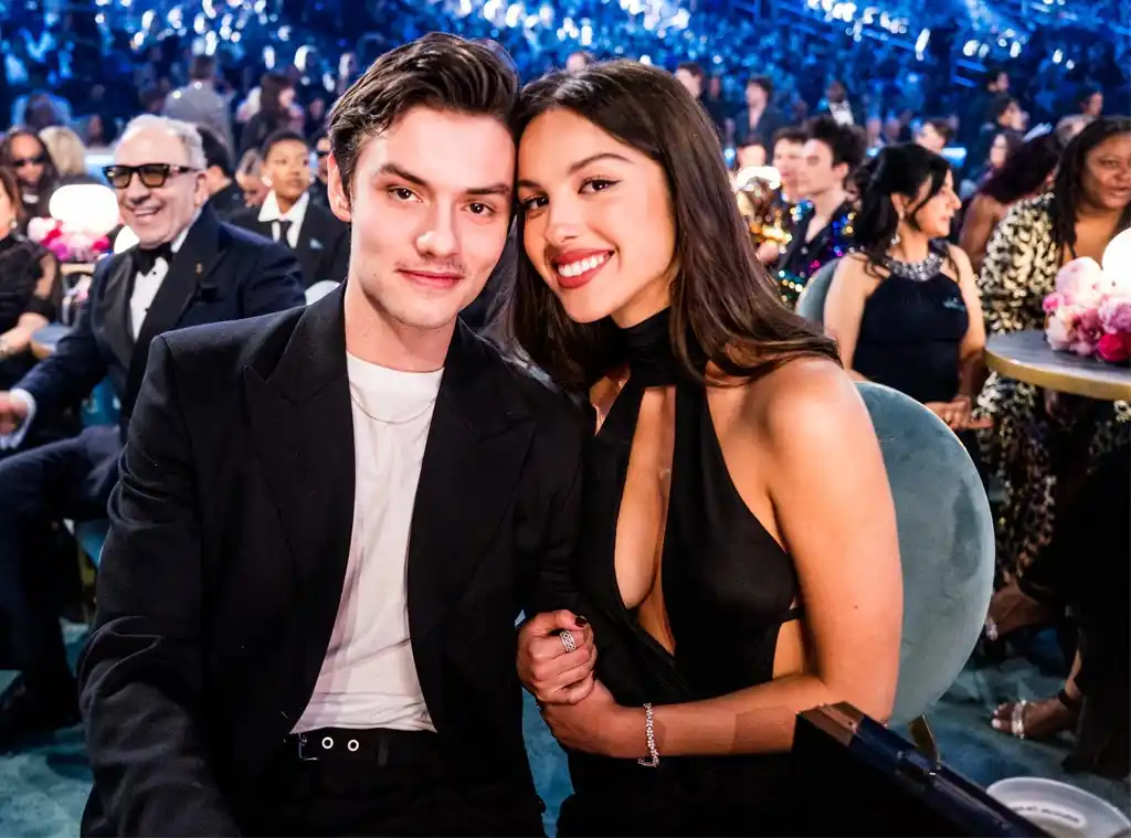 Louis Partridge Menjelaskan Mengapa Ia Menjaga Hubungan Romantisnya